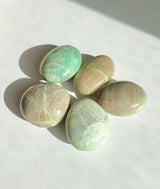 UV Reactive Garnierite Palmstone